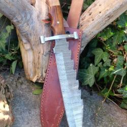 Couteau Bowie Chasseur D'Ours Manche Bois Lame Acier Damas 256 Couches Etui Cuir Fabricat Artisanale