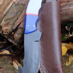 Couteau de Chasse à dépecer Crochet Lame Acier Carbone 1055 Black Manche Résine Etui Cuir Artisanat