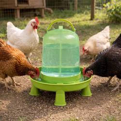 Abreuvoir gradu&eacute; sur pied avec poign&eacute;e vert 5L