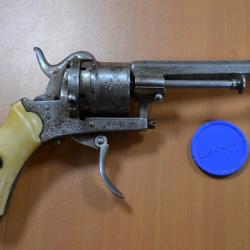 Revolver de femme à broche calibre 5 mm - Belles ciselures - "VELOCEMAN J.R & Cie"