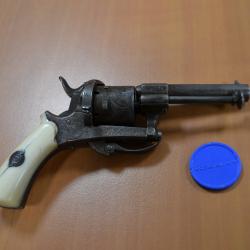 Revolver de femme à broche calibre 5 mm - Belles ciselures