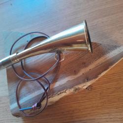 Belle trompe de 16 cm avec lanière cuir.