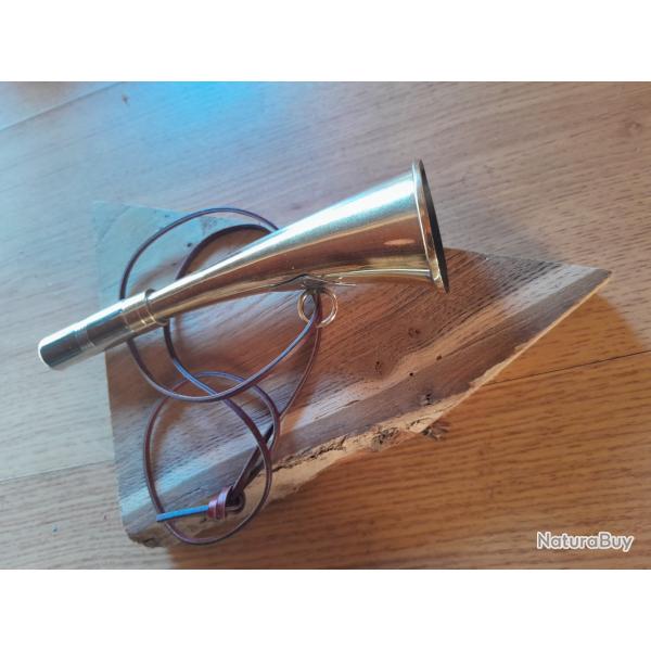 Belle trompe de 16 cm avec lanire cuir.