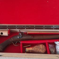 UN COFFRET ET SON PISTOLET A CHIEN EXT&Eacute;RIEUR CALIBRE 44