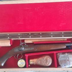 UN COFFRET ET SON PISTOLET A CHIEN EXT&Eacute;RIEUR CALIBRE 44