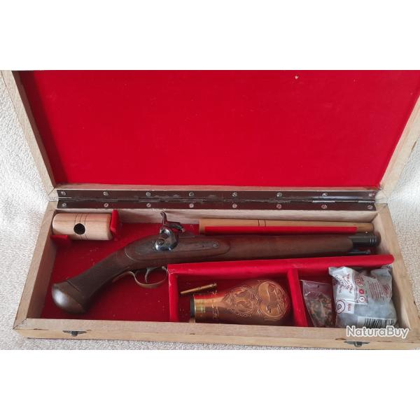 UN COFFRET ET SON PISTOLET A CHIEN EXTRIEUR CALIBRE 44
