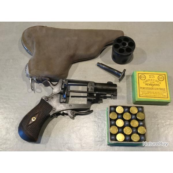 Superbe BULLDOG 320 avec son tui feutrine d'origine et rare scurit de dtente.