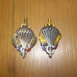 deux insignes preparation militaire parachutiste modeles different