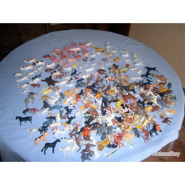 Jouets : Lot de 350 animaux divers hauteur de 2 � 7 cm