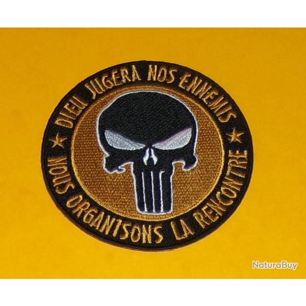 TISSU PATCH : DIEU JUGERA NOS ENNEMIS , NOUS ORGANISONS LA RENCONTRE , DIAMETRE 9 CM , BON ETAT VOIR