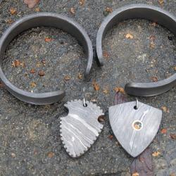 Trésor Viking Dérobé aux Saxons : 2 Bracelets et 2 Colliers Damas Forgés à la main Fabric Artisanale