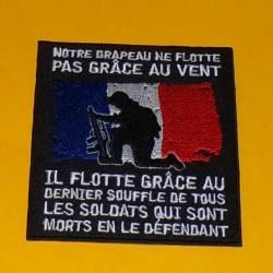 INSIGNE TISSU PATCH : NOTRE DRAPEAU NE FLOTTE PAS GRACE AU VENT, DIMENSION 9 CM X 8 CM , BON ETAT VO