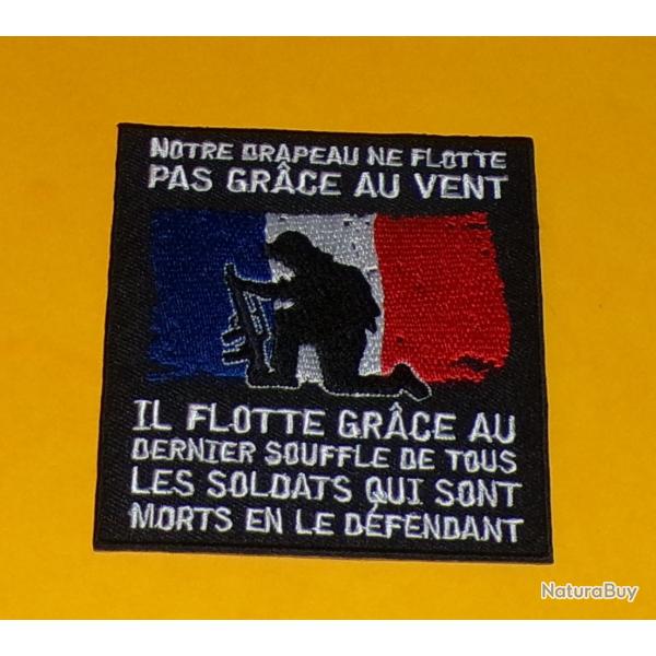 INSIGNE TISSU PATCH : NOTRE DRAPEAU NE FLOTTE PAS GRACE AU VENT, DIMENSION 9 CM X 8 CM , BON ETAT VO