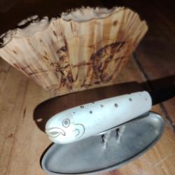 Couteau Finlandais Pukko figuratif truite et support p&ecirc;cheur &agrave; la mouche.