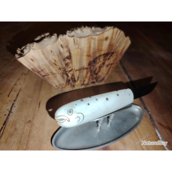 Couteau Finlandais Pukko figuratif truite et support p�cheur � la mouche.