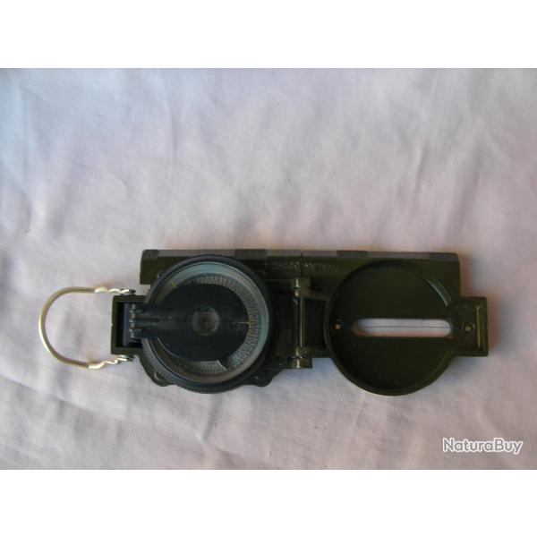 BOUSSOLE SIMPLE CLASSIQUE COULEUR KAKIE TYPE MILITAIRE POUR CAMPING RANDONNES ET DIVERS