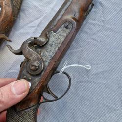 PISTOLET A PERCUSSION ANCIENNEMENT A SILEX CROSSE EN NOYER  XVIIIE XIXED'UNE PAIRE