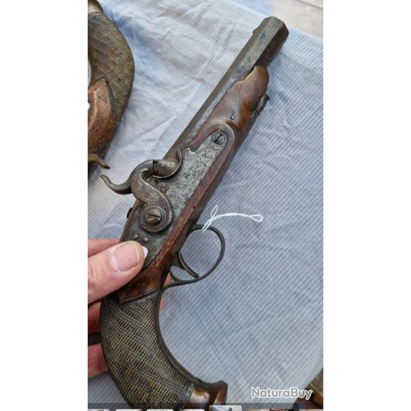 PISTOLET A PERCUSSION ANCIENNEMENT A SILEX CROSSE EN NOYER  XVIIIE XIXED'UNE PAIRE