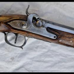 PAIRE DE PISTOLETS D'OFFICIER A SILEX TRANSFORMÉS PERCUSSIONFORTS CANONS DÉCORATIONS