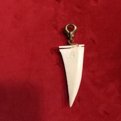grande dent de requin  la bélière est en bronze / laiton