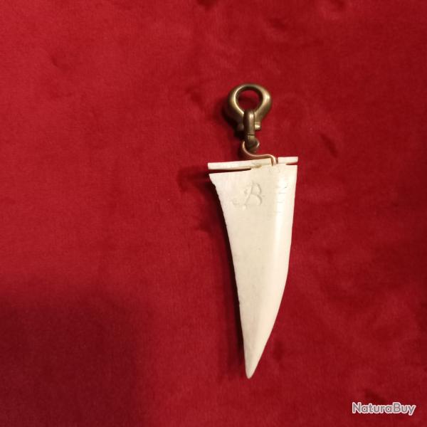 grande dent de requin  la blire est en bronze / laiton