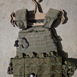 Porte plaque 5.11 vert O avec porte chargeur quadruple, pochette de délestage, et sac à dos intégré