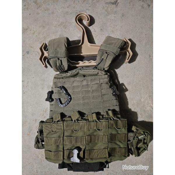 Porte plaque 5.11 vert O avec porte chargeur quadruple, pochette de dlestage, et sac  dos intgr