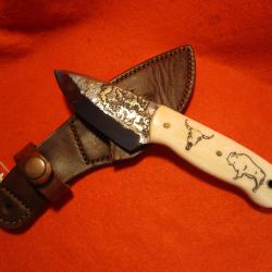 COUTEAU ARTISANAL forgé  l' ATELIER DE L'OURS NOIR  AON PCK os de bison et inclusion