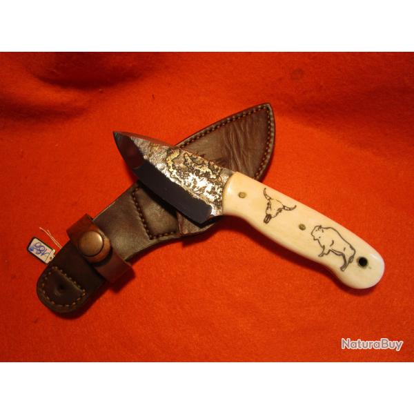 COUTEAU ARTISANAL forg�  l' ATELIER DE L'OURS NOIR  AON PCK os de bison et inclusion