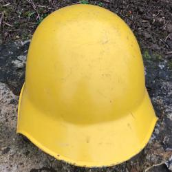 casque de pompier suisse en m&eacute;tal peinture jaune