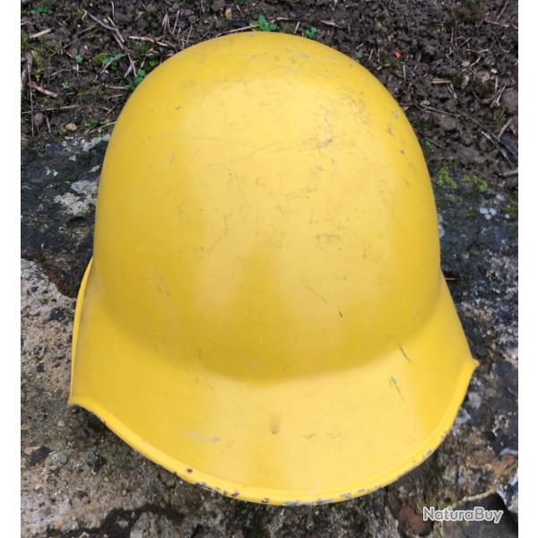 casque de pompier suisse en m�tal peinture jaune