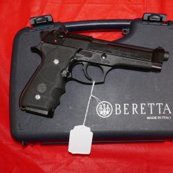 Pistolet BERETTA 92 FS en 9x19mm en très bon état avec poignée ergo, mallette d'origine