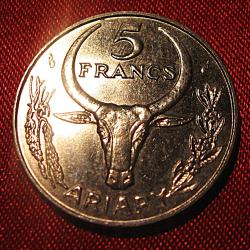 Madagascar , piece de 5 francs de 1967 ttb et 1981 ttb