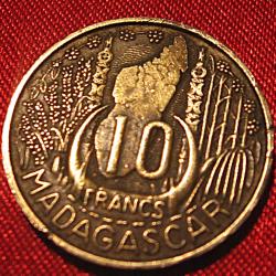 Madagascar , piece de 10 francs de 1953 ttb (bronze d'aluminium)