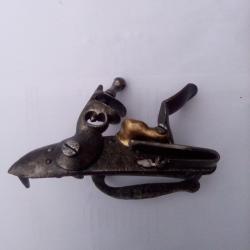 Lot : Platine a silex complete et fonctionnelle 1777 ,et divers accessoirs d'&eacute;poque .dont le canon.