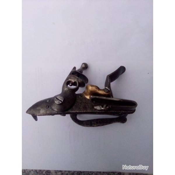 Lot : Platine a silex complete et fonctionnelle 1777 ,et divers accessoirs d'�poque .dont le canon.
