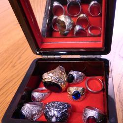 SUBLIME COFFRET A BIJOUX INCRUSTE DE NACRE EN UN SUPERBE PAYSAGE D'OISEAUX ET FLEURS SUR LAQUE CHINE