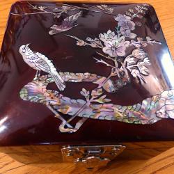 SUBLIME COFFRET A BIJOUX INCRUSTE DE NACRE EN UN SUPERBE PAYSAGE D'OISEAUX ET FLEURS SUR LAQUE CHINE