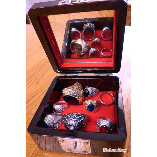 SUBLIME COFFRET A BIJOUX INCRUSTE DE NACRE EN UN SUPERBE PAYSAGE D'OISEAUX ET FLEURS SUR LAQUE CHINE