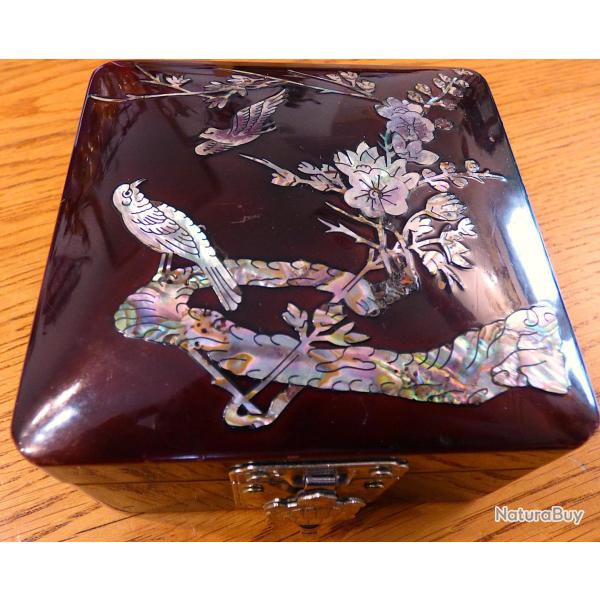 SUBLIME COFFRET A BIJOUX INCRUSTE DE NACRE EN UN SUPERBE PAYSAGE D'OISEAUX ET FLEURS SUR LAQUE CHINE