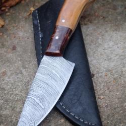 Skinner Couteau de Chasse Damas Lame 256 Couches Manche Bois/Résine Fabric Artisanale Etui Cuir