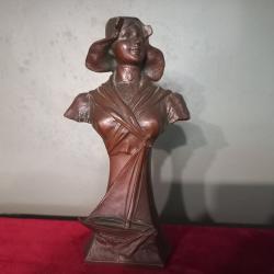 buste en bronze patin&eacute; d'une femme souriante au chapeau avec un bateau voilier