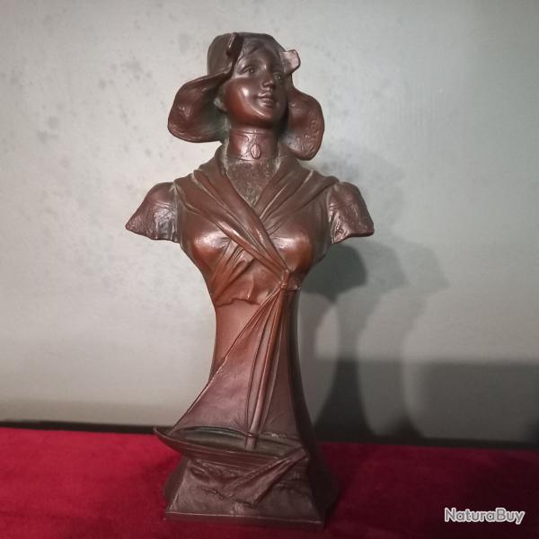buste en bronze patin� d'une femme souriante au chapeau avec un bateau voilier