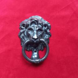ancien heurtoir tete de lion en bronze  joli patine