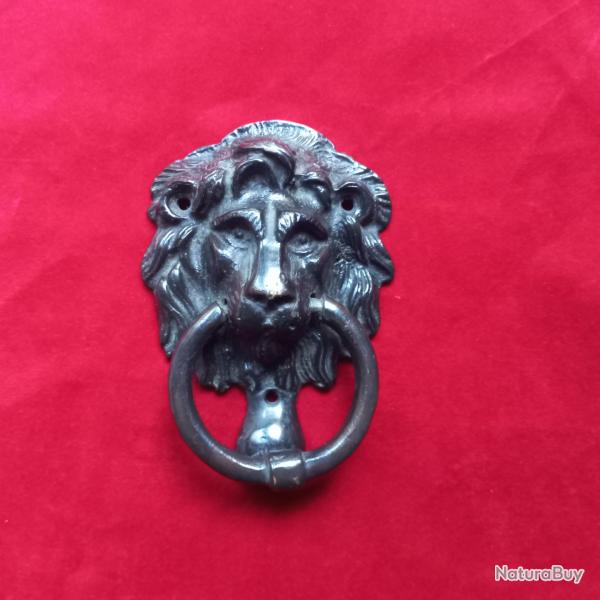 ancien heurtoir tete de lion en bronze  joli patine
