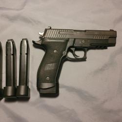 Vends SIG SAUER P226 TACOPS très bon état avec ses 4 chargeurs