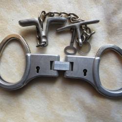 Paire de menottes RDA (allemand) avec entrave