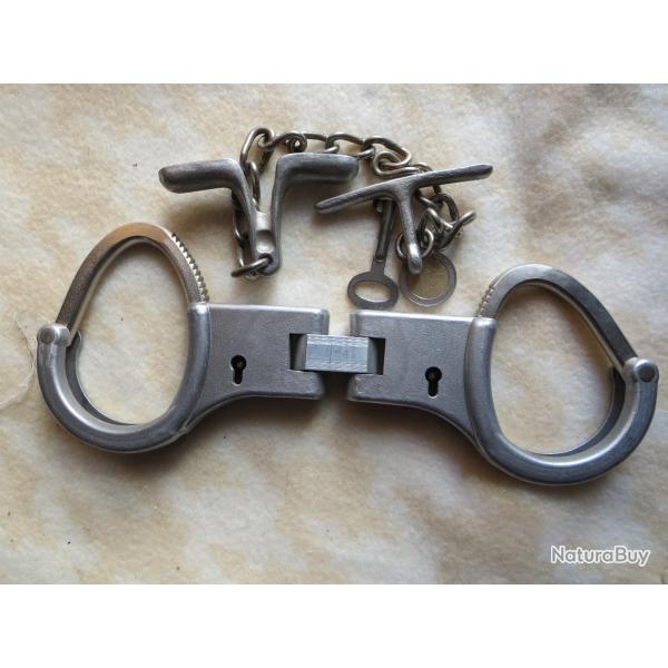 Paire de menottes RDA (allemand) avec entrave