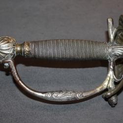 Belle &eacute;p&eacute;e XVIII&egrave;me dans le style des &eacute;p&eacute;es des gardes de la porte