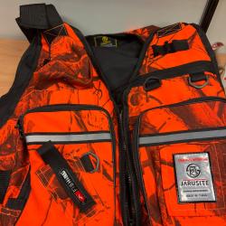 Lot d'articles pour traqueurs gilet laisse gants etc.